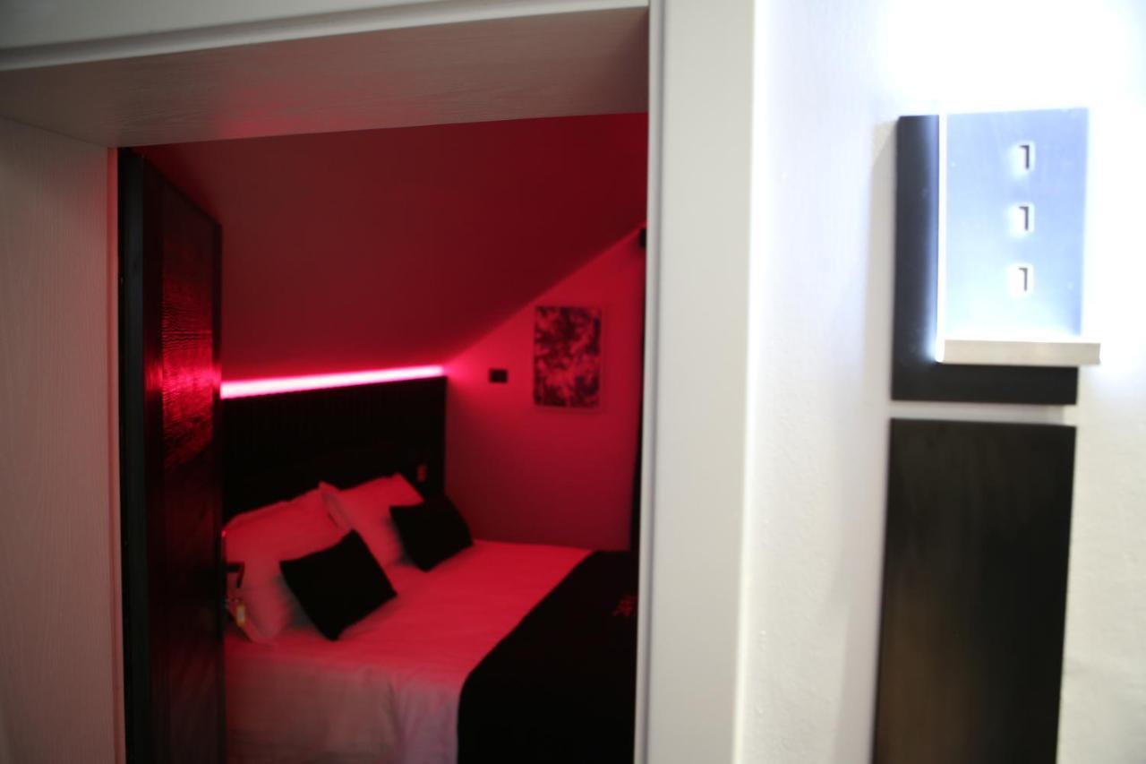 Dark Boutique Hotel Shkoze Luaran gambar